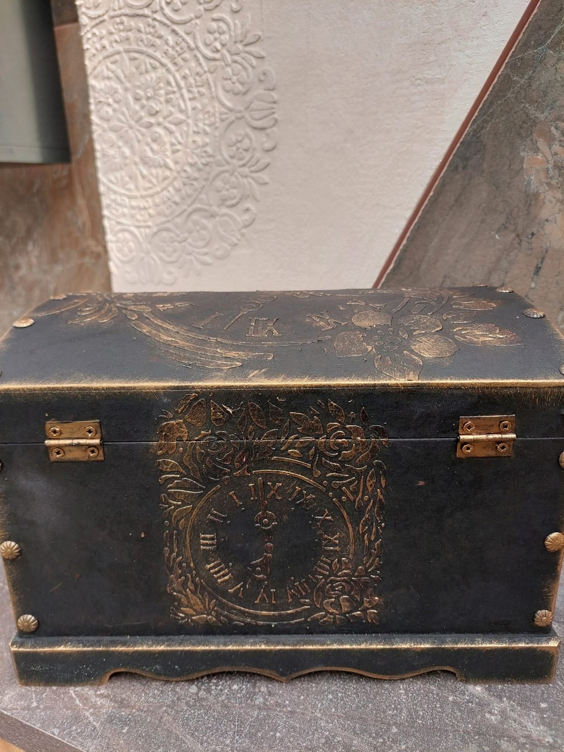 Tmavá truhlica s ornamentom